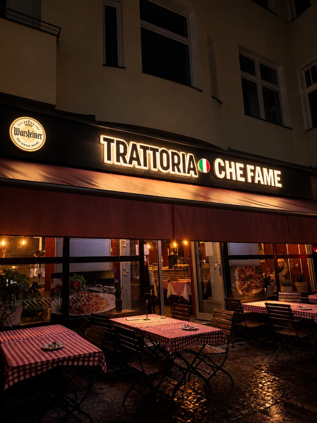 Fassade der Trattoria Che Fame bei Nacht beleuchtet
