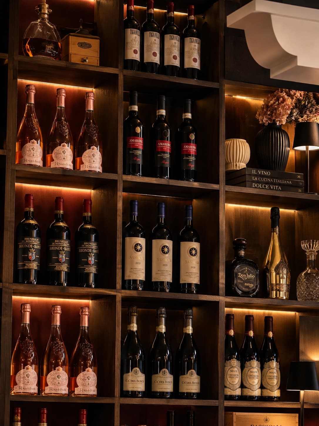 Weinregal mit ausgewählten italienischen Weinen
